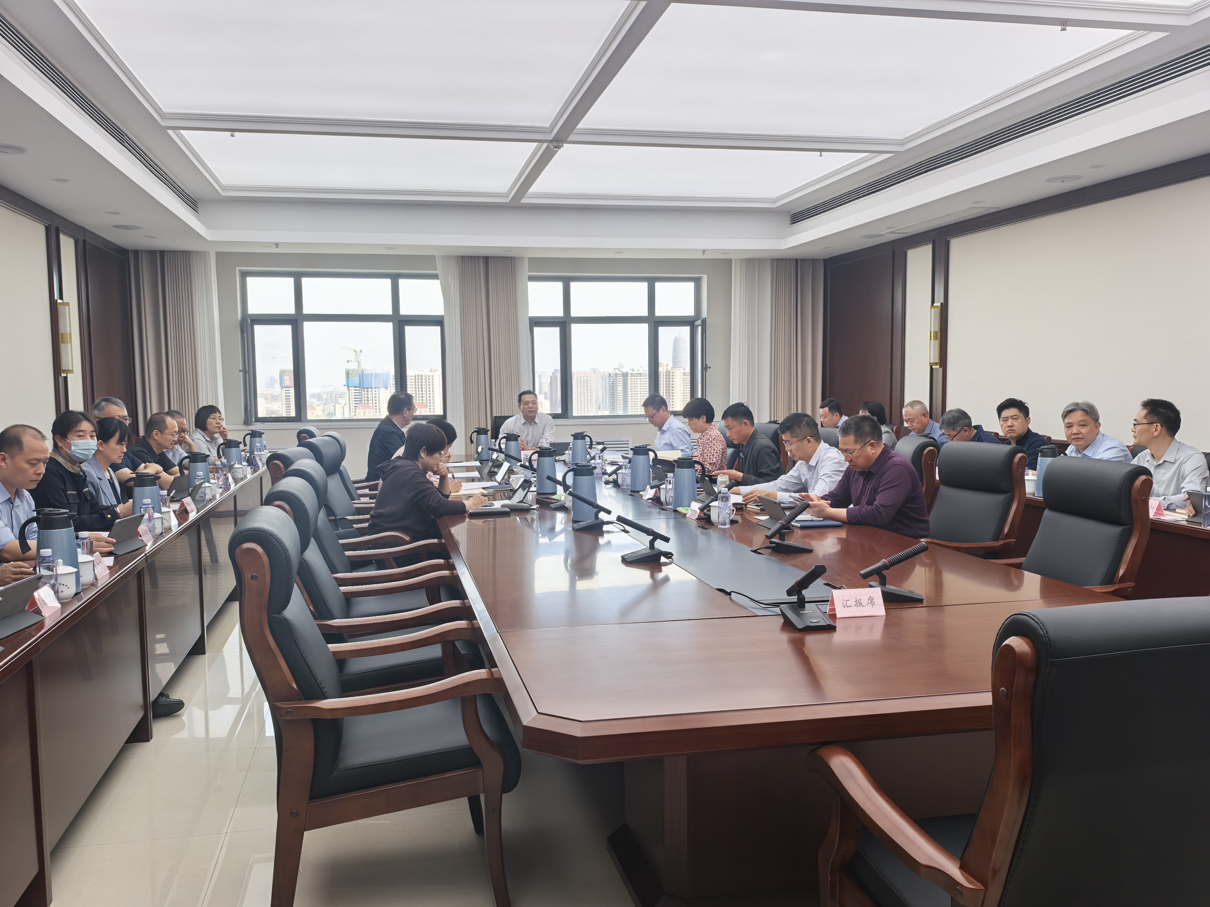 省科技厅党组理论学习中心组围绕“政绩为谁而树”开展专题学习研讨 省科技厅党组理论学习中心组围绕“政绩为谁而树”开展专题学习研讨