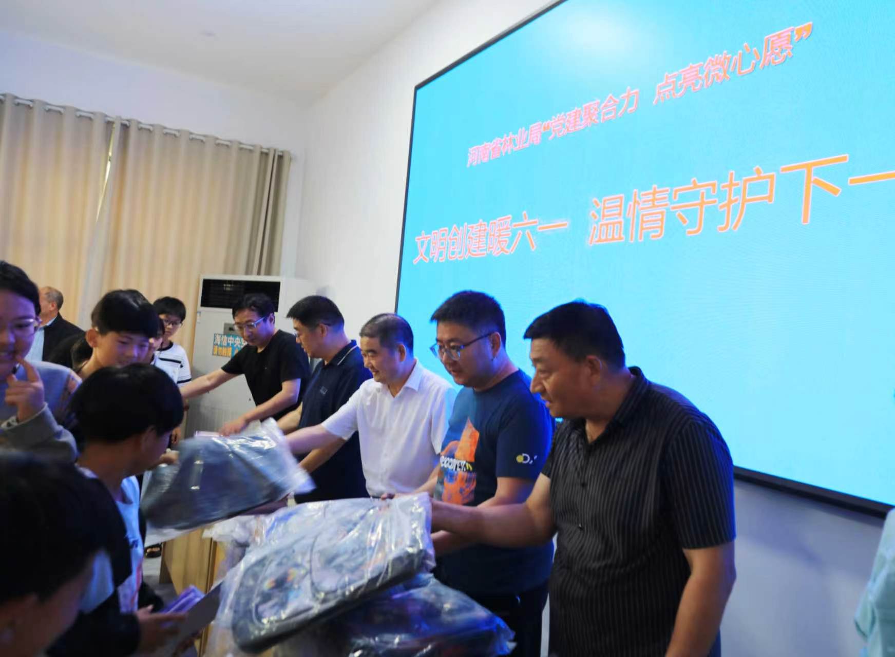 省林业局赴丁赵社区开展“六一”关爱活动 省林业局赴丁赵社区开展“六一”关爱活动